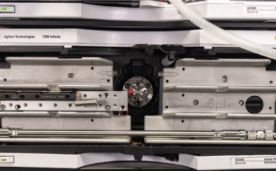 Direct connect guard cartridge connected to a 25 cm length analytical column. Image showing a Supelco® direct connect guard cartridge connected to a 25 cm length analytical column showcasing that the main and guard column fit together comfortably in the column oven and all metal parts of the set up do have contact to the heating elements ensuring reliable thermal conductivity.