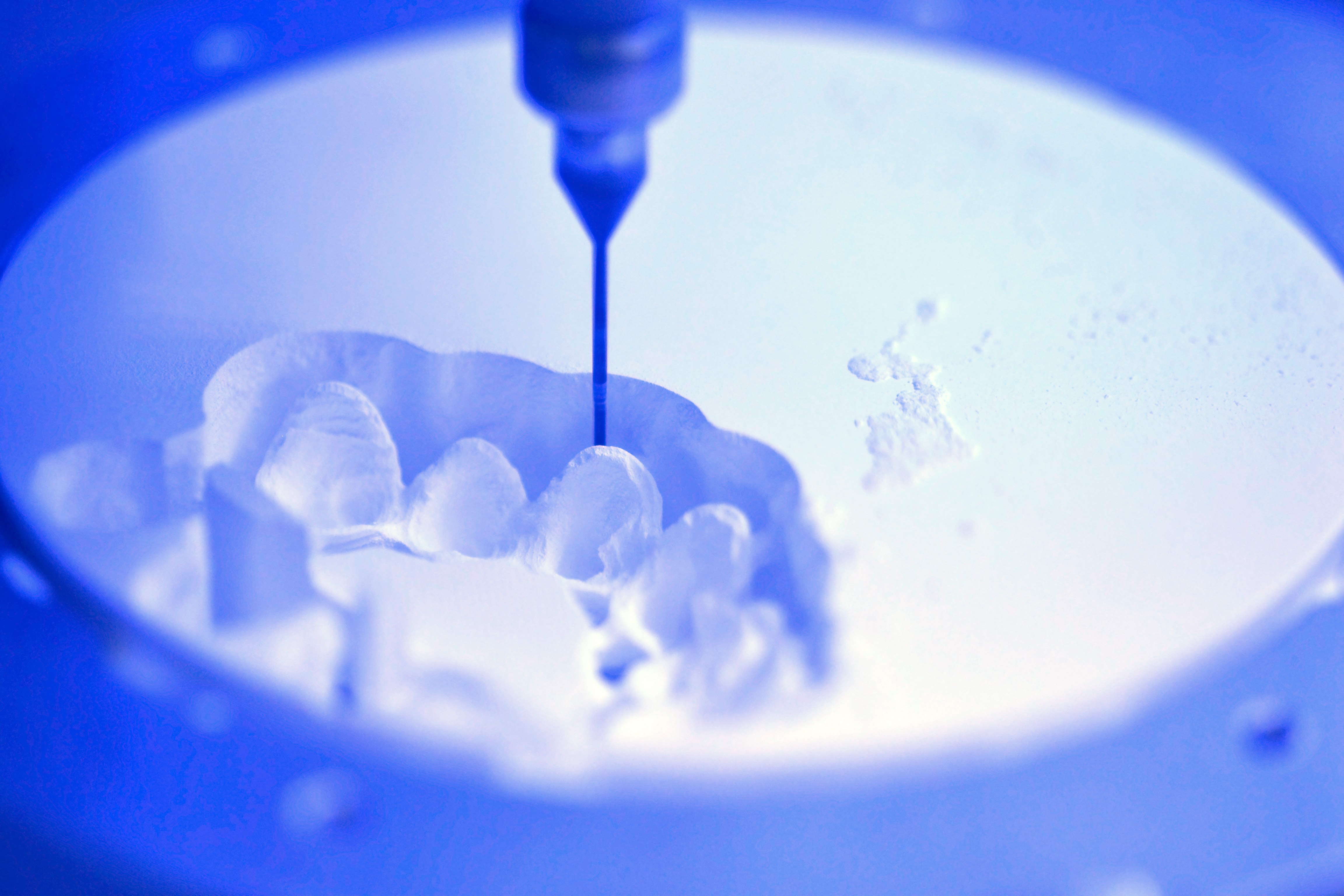 치과용 보철기의 치아를 절삭하는 치과용 연마기. 치과용 보철기의 치아를 절삭하는 치과용 연마기.