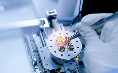 전자현미경에 따른 나노물질 - 고해상도 주사전자현미경(TEM) 이미지 및 사면체 모양의 Fe3O4 나노입자의 선택 영역 전자 회절(SAED). 전자현미경에 따른 나노물질 - 고해상도 주사전자현미경(TEM) 이미지 및 사면체 모양의 Fe3O4 나노입자의 선택 영역 전자 회절(SAED).