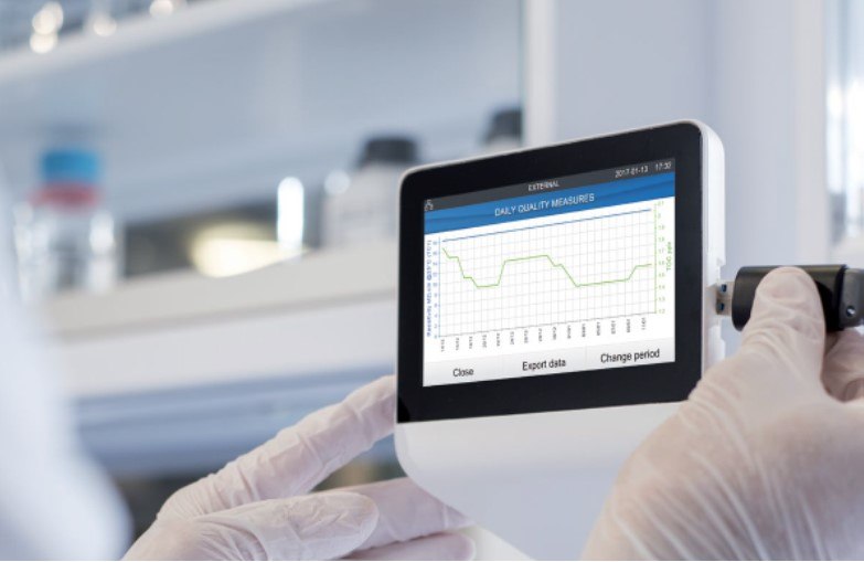 Easy view and download water quality data from the dispenser’s touchscreen interface Q-POD ultrapure water dispenser screen with USB key inserted to download water quality data.