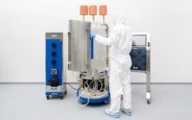 <p>Enabling Upstream Intensified Bioprocessing with our New Mobius <sup>®</sup> iFlex Bioreactors</p>
 A production operator working on Mobius® iFlex Bioreactors