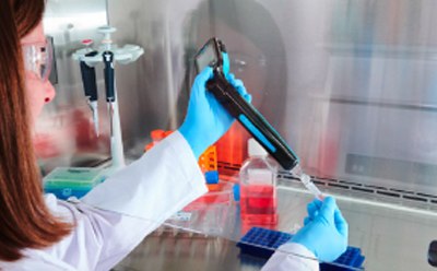 세포 배양 후드에서 사용될 수 있는 Scepter<sup>™</sup> 3.0 세포 계수기 세포 배양 후드에서 세포를 계수하는 Scepter™ 3.0 휴대용 Coulter 계수기