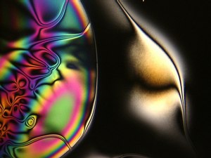 액정 액정은 일반적인 결정 소재에서 발견되는 구성 분자의 방향 및 위치가 정렬된 유동성 액체입니다.