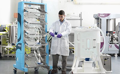 Connecting a 2D bag assembly for mixing Lab technician connecting a 2D bag assembly on a Mobius® container cart to a Mobius® mixer