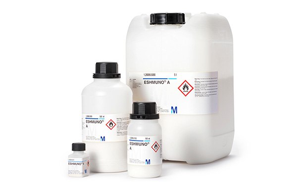 Set of ion exchange chromatography resin containers of varying sizes, with the largest on the right displaying a blue diamond-shaped hazard symbol, and two smaller bottles in front with white labels and blue text, all against a white background. Set of ion exchange chromatography resin containers of varying sizes, with the largest on the right displaying a blue diamond-shaped hazard symbol, and two smaller bottles in front with white labels and blue text, all against a white background.