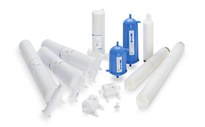 Milligard® PES capsule and cartridge filters White and blue filters of different formats and sizes. On left of image are larger white T-line capsules while front center shows smaller white capsules for process development. Back center shows blue Opticap® XL capsules with cartridge filters on right side.