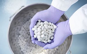 Solid-formulation-pills 제약업계 근로자의 장갑 낀 손에 들린 새롭게 제조된 정제