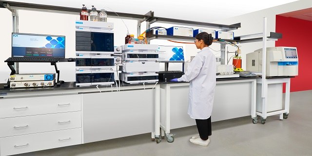 <p>Automated Aseptic Sampling in Upstream: Accelerated Access to Process and Quality Data</p>
 Scientist in a lab in front of a computer using bio4c processpad.