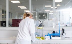 Cell Retention Operator in a lab working with a Cell Retention device.