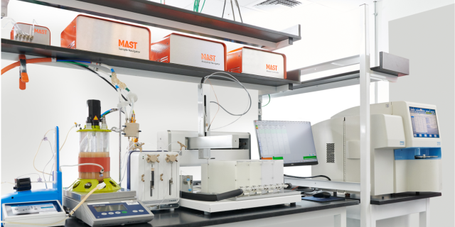 <p>업스트림에서 자동화된 무균 검체추출: 프로세스 및 품질 데이터에 대한 가속화된 액세스</p> Scientist in a lab in front of a computer using bio4c processpad