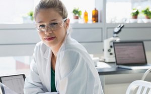 실험실의 과학자 Milli-Q® 벤치탑 시스템