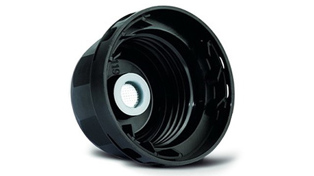 The overpressure valve from below 아래의 과압 밸브. 교묘하게 부착된 멤브레인이 구멍을 차단하고 과도한 압력이 형성되었을 때 가스만 배출할 수 있게 합니다.