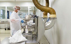 응답자의 87%가 mRNA를 미래의 핵심 방식이라고 생각했습니다 실험실의 과학자