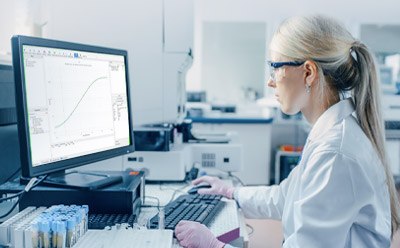 Image d'un scientifique utilisant le logiciel d'ajustement de courbe pour immunoessais Belysa®, disponible pour l'analyse de donn&eacute;es issues des plateformes Luminex® xMAP® (instruments xMAP® INTELLIFLEX, Luminex® 200™, FLEXMAP 3D®, MAGPIX®) et de l'analyseur ultrasensible SMCxPRO®.