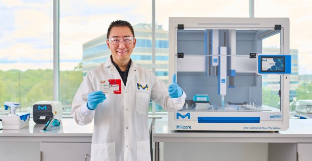 Scientist standing in front of AAW™ automated assay workstation with Duolink® assay giving a thumbs up. Scientist standing in front of AAW™ automated assay workstation with Duolink® assay giving a thumbs up.