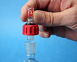 It consists of an externally threaded female ground-glass standard taper joint and a corresponding male joint with threaded plastic nut. It consists of an externally threaded female ground-glass standard taper joint and a corresponding male joint with threaded plastic nut.